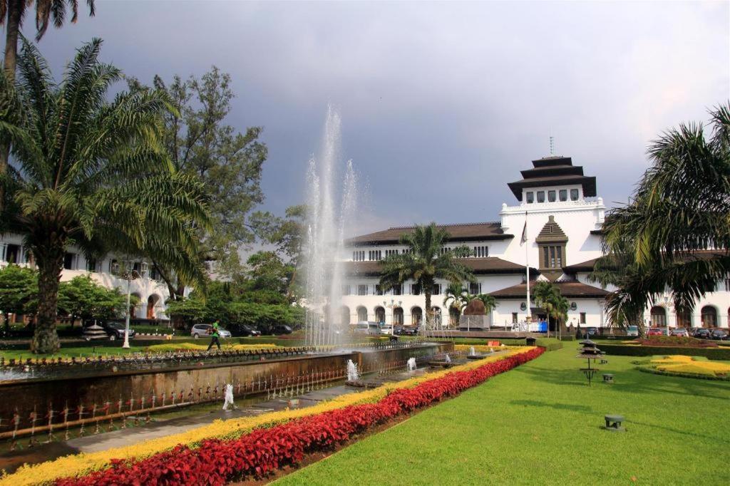 Raffleshom Hotel Bandung Exterior photo