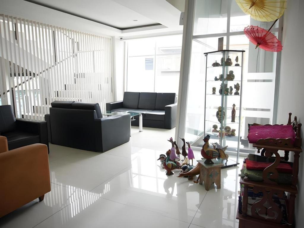 Raffleshom Hotel Bandung Exterior photo
