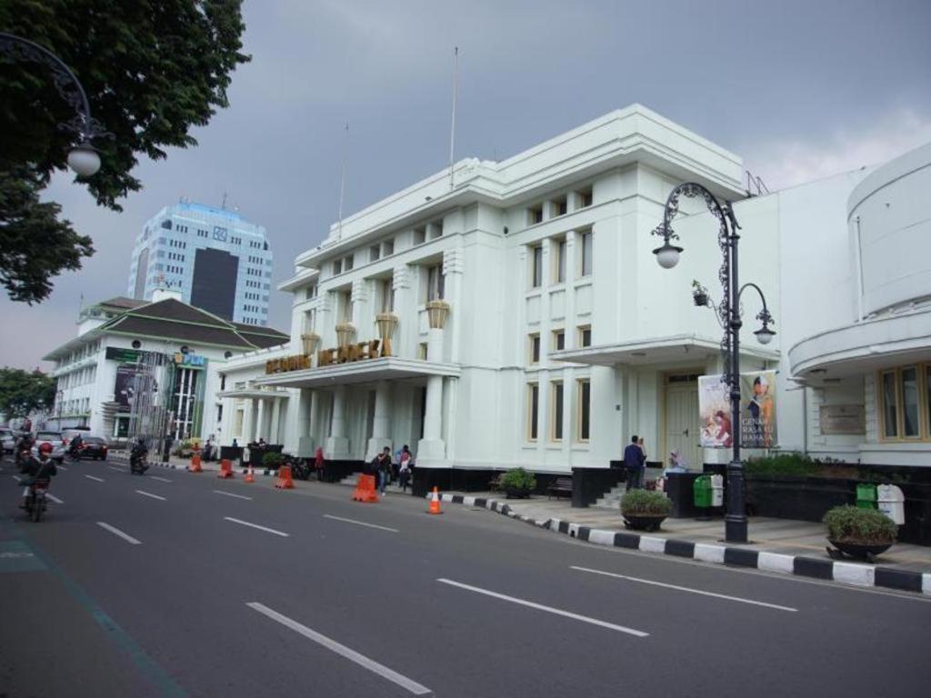 Raffleshom Hotel Bandung Exterior photo