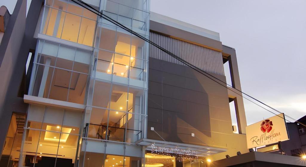 Raffleshom Hotel Bandung Exterior photo